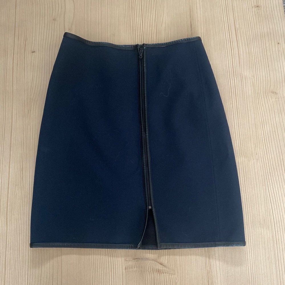 Club Monaco size 0 skirt with leather detailing, zip in front
